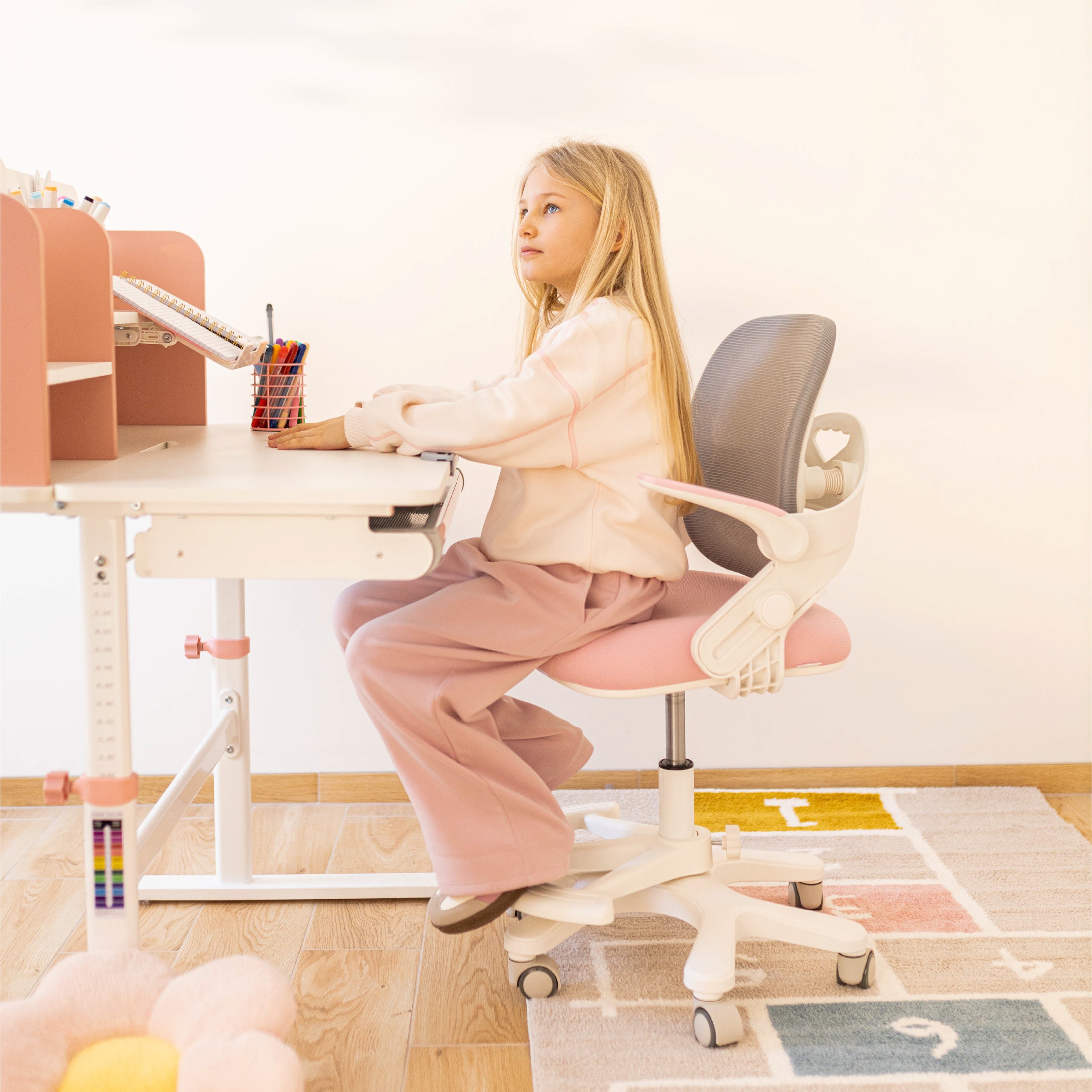 Ergonomiczne biurko dla dziecka Mark Adler Study 5.0 Pink 90 cm